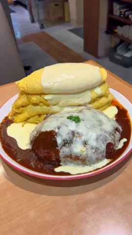【デカ盛り】1kg飛騨牛ハンバーグのせ2kg5段オムライス ・店名 創作料理アランチャ ・住所 愛知県名古屋市西区那古野２丁目１０−１０ ・営業時間 【月〜土】 11:30～14:00 17:30～23:00 ・定休日 日曜日 ・メニュー ミルフィーユオムライス(3段)   2500円 1kg飛騨牛ハンバーグ　5500円 追加オムライス　980円 ・予約 予約可能 ・席 カウンター席、テーブル席 ・駐車場 ありません。 ・電話番号 052-551-1676 #名古屋グルメ #japanesefood #tiktokfood 