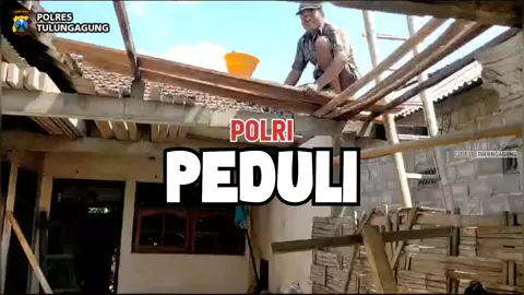 Polri Peduli Sesama, Polres Tulungagung Berikan Bantuan Sosial Untuk Warga Korban Angin Puting Beliung di Campurdarat dan Pakel TULUNGAGUNG – Polres Tulungagung, Polda Jatim menyalurkan bantuan sosial berbentuk sembako kepada puluhan warga terdampak angin puting beliung di wilayah Kecamatan Campurdarat dan Pakel. Kegiatan tersebut sebagai bentuk kepedulian Polres Tulungagung terhadap sesama, Jumat (26/01/2024). Kapolres Tulungagung AKBP Teuku Arsya Khafafi, SH, SIK, M.Si melalui Kasi Humas Iptu Mujiatno mengatakan, peduli terhadap sesama, Polres Tulungagung menyalurkan bantuan kepada korban bencana alam itu. 