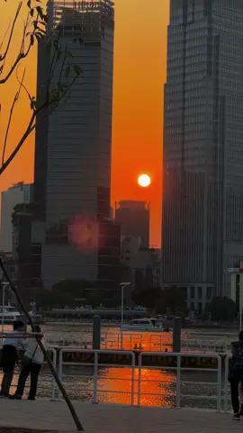 Đây chắc hẳn là địa điểm ngắm hoàng hôn đỉnh nhất ở Sài Gòn rồi - Công Viên bờ sông Sài Gòn #travel #traveltiktok #phutlela #saigon #sunset 