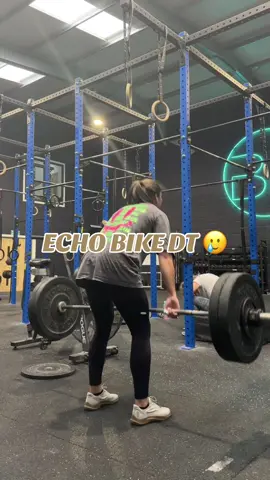 Every 3 mins x 6 12 cals 1 Round of DT*  *Round 1&2= 12,9,6 @40kg Round 3&4= 9,6,4 @50kg  Round 5&6= 6,4,2 @60kg #GymTok #girlswholift #weightlifting #crossfit #crossfitter 