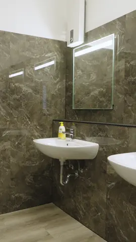 Badezimmer-Makeover: Hässliche alte Fliesen mit Wandpaneelen StrongWall XL überkleben. Kostenlose Muster bekommst du auf http://go.planeo.de/strongwall2  #wandpaneele #wandgestaltung #badezimmer #badezimmerideen #bathroom #bathroommakeover #planeo 