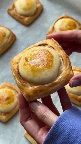 ♡︎ᴄʀᴇᴍᴇ ʙʀᴜʟᴇᴇ ᴅᴀɴɪsʜ♡︎ ɪɴɢʀᴇᴅɪᴇɴᴛs puff pastry - 300g all-purpose flour - 30g sugar - 1/2 tsp salt - 5 grams instant dry yeast - 110ml water - 60ml milk - 25g & 200g unsalted butter  vanilla pastry cream - 3 egg yolks - 50g sugar - 15g cake flour - 250ml milk - 1 tsp vanilla bean paste (recipe adapted from Claire Saffitz) #fyp #bake #baking #BakeWithMe #baketok #Recipe #cremebrulee #danish 