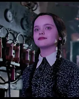 Infancia de Merlina 8: La familia Adams celebró una extraña subasta😂#peliculas #film #wednesday 