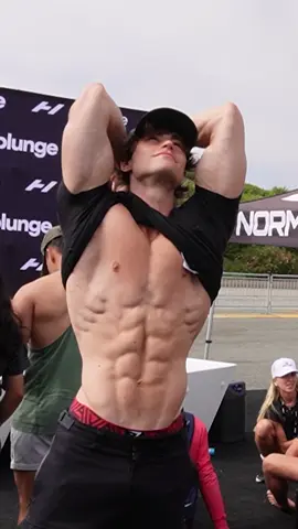 Mexicano posa contra David Laid  . . . . . . -#davidlaid #posando #tumaridomoises #mexicano #davidlaidmexicano #tumaridomoises #gymshark #tumaridobelcast #gimnasio #fitnessmexico @david.laid.motivation 