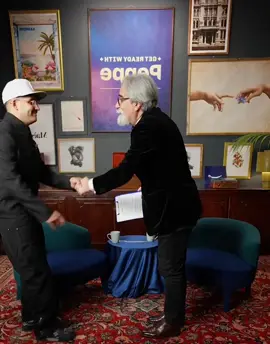 intervista a tavolino geolier con il maestro beppe vessicchio dove spoilera che a fine san remo chiuderà il disco Geolier non si sente solo: tutta Napoli sarà sul palco di Sanremo con lui.#geolier #realgeolier #geolier2 #realgeolier2 #sanremo #geoliersanremo #sanremo2024 #beppevessicchio 