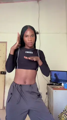Vocês conseguem ver o que está a apresentar na televisão? Nunca mais dancei aqui yh, bem atrasada da trend. 😭#foryou #fyyyyyyyyyyyyyyyy #fly #vaiprofy #vaiprofycaramba #tiktokangola🇦🇴 #geraçãotiktok #nestanoitebrancatiktok #viral 