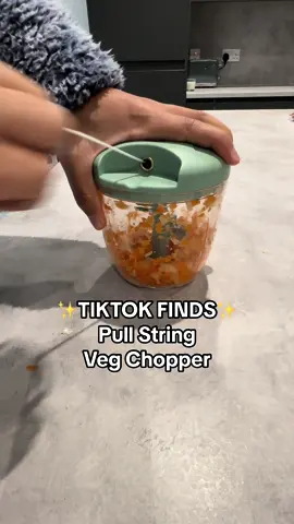 Make your kitchen life easier with this pull string chopper! ✨ #pullstringchopper #chopper #vegchopper #tiktokmademebuyit 