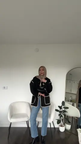Ok H&M IS on the official BDS list for opening a store on occupied territory during active agressions so i am boycotting bc i follow the bdsmovement guidelines! Luckily these are very old jeans :) #OOTD #modestfashion #winterfashioninspo 