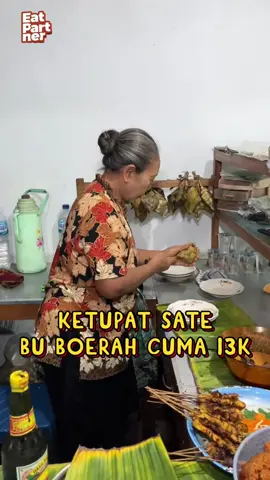 Kupat sate pakai ayam kampung. Asli ini enak banget #kupatsate #sateayam #sateayamkampung #kulinerponorogo #kulinerjawatimur 