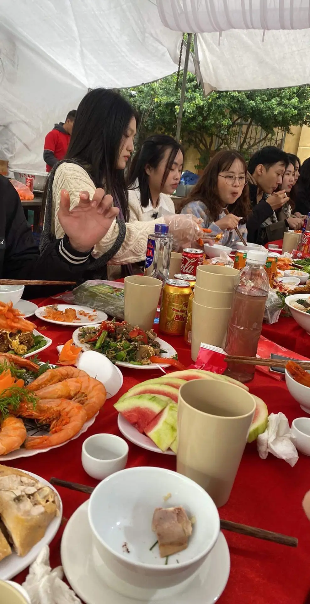 đi ăn cưới ngồi gần mâm toàn gái nên ko dám uống rượu