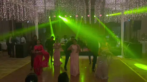 Girls and boys rocking the floor 🔥💃🏼  Suprise dance done by cousins 😌❤️ #malakadakada #malakadakadadinesh #malakadakadadance #onemillionaudition #viral #foryoupage #fypシ #trending #trending #weddi #weddingbells #suprisedance #familywedding #dineshgamage @DINNA 