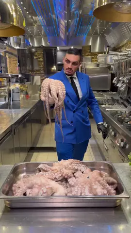 Cicoli, ricotta e p…polpo❤️ Nato dalla voglia di “omaggiare” un icona della mia città, la pizza fritta, con un prodotto molto caro a noi come il polpo👌 Che ne pensate, lo mettiamo a menù? #innovative #giuseppescicchitano  #napoli #restaurant #ristorantedipesce