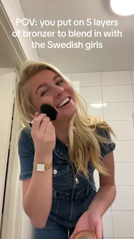 Litterly trying to blend in #sweden #makeup #haha #bronzer #faketan #swedish #fyp #foryoupage 