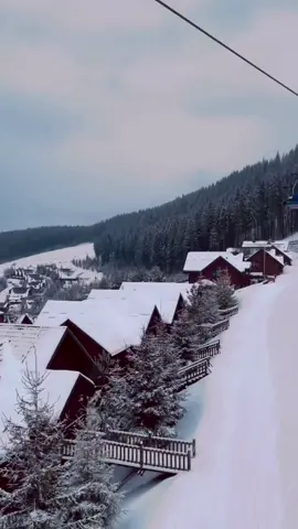 Чому ТЦК не можуть приїхати на Буковель? Як тільки військкомат збирається туди їхати, лунає дзвінок у відповідь, в якому віддається наказ, щоб туди просто не їхали – бо “не можна”. Представники ТЦК мають повний доступ на територію Буковеля, подейкують,що власники готелів у Буковелі платять співробітникам військкоматів, аби ті не заважали Віп-гостям. Ще одна версія,що власники Буковеля контактують прямо з посадовцями з Києва,тому Буковель зараз сіра зона де не було викрадено жодної людини на вулиці та не запаковано в машину. Тим часом в Буковелі люди вимушені стояти в шалених чергах до місцевих  підйомників. Щоправда, камера не передає всієї болі та страждань цих людей. #буковель  #тцк  #мобілізація #карпати #зсу #іванофранківськаобласть #буковель2024 #мобілізація #війнавукраїні #ухилянти