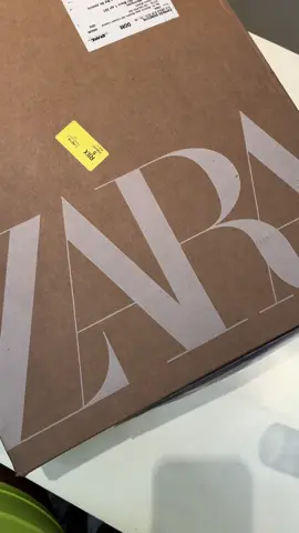 Terceira caixinha de compras do Saldo da Zara ❤️‍🔥 #comprasonline #compraszara #zara #zarahaul #saldo #saldozara #zarasale #comprassaldos #comprasroupas #comprasfemininas #relacionamento #abrindocaixas #caixazara #casaltiktok #zarasalehaul #