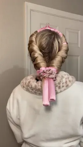 Heatless curls are a staple!💗💗  #CapCut #capcut #hairtok #hair #bangs #clawclip #healthyhair #heatlesscurls #heatlesshair #heatlesshairstyles #rollers #hairrollers #amika #mousse 