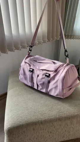 BOLSO/MOCHILA IMPERMEABLE 💦💗 2 opciones en 1 ✨ Disponible en nuestra tienda online en instagram 🛒 (iram_online) 🤍 Ideal para viajar o ir hacer deporte ! Es importado de calidad premium 🔥Medidas: 41 cm X 21cm  #bolsoimpermeable #bolsomochila #argentina #bolsopinterest #bolsodeportivo #carteras #bolsoparaviajar