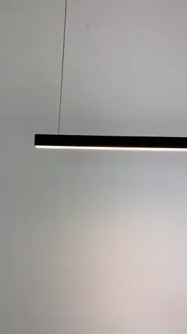 Olha só que incrível esse pendente de Led de 1m da Casa Luster. Com design ultrafino e LEDs integrados e alta tecnologia. Possui um consumo total de energia de 15 whatts e temperatua de iluminação de 3000k - branco quente (luz amarela). Sua tensão é bivolt, possui cabo de 2m e uma canopla de 12cm. Disponível nas cores: Preto, Branco e Dourado. Gostou? Clique no link da bio e garanta já o seu! #decoracaomoderna #luminarias #luminaria #pendentes #designinterior #luminariasdecorativas #decoração #pendente #pendentelinear #pendenteled