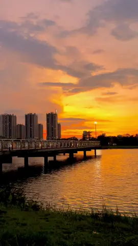 Duduk pinggir danau sambil liatin sunset di meikarta indah bangett😍 #cikarang #cikaranghits #meikarta_lippo_cikarang 