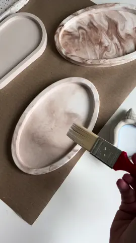 Relaxem comigo 💫 Até no processo de impermeabilização das peças encontro momentos de desaceleração e relaxamento. #cimento #concreto #jesmonite #gesso #pecasemcimento #feitoamao #relax #relaxamento 