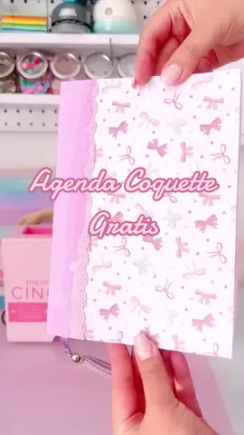 Encuadernación con THERMAL CINCH 🎀 en 5 pasos 1️⃣ Corta la cantidad de hojas, cartulinas o fotos que deseas encuadernar, en el tamaño de tu preferencia (Máx 3,5cm ancho del lomo y 31 cm de largo) 2️⃣ Mide el alto del paquete, corta el lomo con la misma altura y adhiere en el centro las espinas adhesivas. Une con las piezas del paso 1 y asegura con clips o ganchos metálicos. 3️⃣ Precalienta la Thermal Cinch por 2 minutos (solo debes encender el botón de la izquierda y sonará cuando esté lista) 4️⃣ Inserta tu proyecto en la ranura de la herramienta y oprime el botón para iniciar el conteo (Solo dos minutos para que suene y retires) 5️⃣ Deja enfriar unos minutos y tu proyecto está listo ✅ Para este proyecto usé los papeles de diseño de la colección #rainbowavenue de @guiademanualidades y @americancrafts 🌈 Puedes usar diferentes materiales y en mi próximo video de YouTube te mostraré todo lo que puedes crear con esta encuadernadora térmica ✌🏻 Déjame en los comentarios alguna idea de proyecto y lo probamos para ti 🤩 #agendacoquette #agendagratis #encuadernación 
