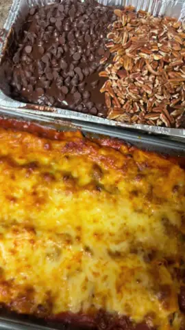 This combo of sauce and cheese for the lasagna actually came out really good 🙃💗 #fyp #DinnerIdeas #EasyRecipe #lasagna #lasagnarecipe #chocolatecake #chocolatelover 