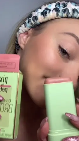 i’ve been wanting some new bronzer & something to add subtle glow to my skin for that done up yet soft girl look & i found BOTH in ~the OnTheGlow bronzer~🌟✨ @Pixi Beauty #fypシ #pixibeauty #pixibronzer 