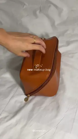 I love how it fits everything! 🤍 #makeupbag #makeuporganizer #makeupbagessentials #cosmeticbag #kosmetikbag #organizer #travelmakeupbag #asmr #malaysiatiktok  #grwm #ugccreator 