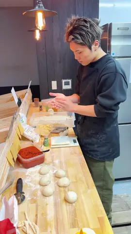 高校生がオーナーの揚げピザ専門店🍕 📍福岡｜久留米 店舗:Ryuty マルゲリータとハニーチーズ、 クワトロチーズがかなりオススメ😋 1月にオープンしてるお店で リピーターがすでにたくさん！ 高校生(18)のオーナーさんで 中学3年生で調理師免許をとって Vtuberとして資金を貯めて 自らのお金で開業されてる 行動力に心打たれました！ #福岡グルメ #japanesefood #tiktokfood 