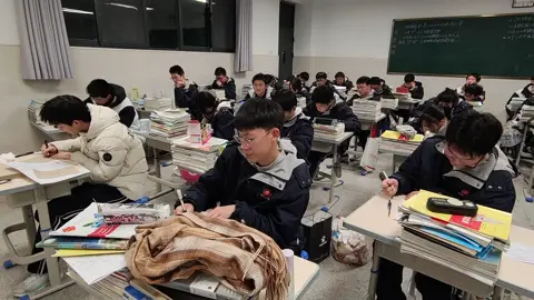 Sharing Chinese High School Life: Mathematics for Weekly Exams.#china #chinese #chineseteacher #highschool #LearnOnTikTok #learning #student #teacher #studywithme #school 
