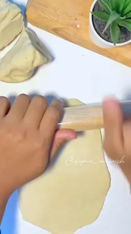 📌 SAVE AJA DULU 📌  KULIT BATAGOR/PANGSIT Bahan : - Tepung Terigu 15 sdm - Air Panas  9-10 sdm - Garam  1/2 sdt - Minyak Goreng 2-3 sdm Cara membuat :  1. Tuang tepung terigu,garam dan air panas secara bertahap ulenin hingga kalis 2. Jika rasa nya adonan sudah cukup kalis, diamkan 30 menit dengan cara di tutup kain bersih/bisa juga plastik bersih 3. Setelah di diamkan bagi adonanan menjdi 4 bagian lalu di pipihkan setipis mungkin 4. Jika sudah pipih dan melebar hingga tipis, potong pinggirannya agar rapi menjadi persegi 4  5. Setelah itu di bagi lagi menjadi 3 bagian dan di potong lagi menjadi persegi 4 kecil / potong sesuai ukuran yang diinginkan 6. Jika sudah dipotong semua adonan jangan lupa di taburi setiap 1 lembar supaya tidak menempel satu sama lain. 7. Kulit pangsit/batagor siap di gunakan, sebagian bisa disimpan dalam wadah tertutup dan masukkan kedalam kulkas. Selamaat mencobaa ❤️🫶  #kulitpangsit #kulitpangsithomemade #kulitbatagor #homemade #reseprumahannusantara