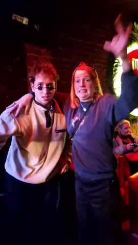 Die Ranzigen im Mashup am dancen. 🕺💃 Aber who the fuck war am Filmen.. 😶 #hamburg #dancen #ranzig #wild #wasmussdasmuss #schnellebrille #mashup #feelthebeat #dance 