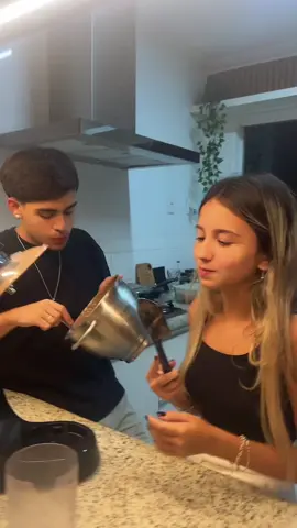 brigando pela massa do bolo 