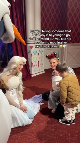 She always said “esssssaaa” (Elsa) and when it happened she didn’t even know what to say. She just smiled 🥹🥰 #babiesofig #babylife #disneyprincess #babyreaction #moms #momsofinsta #parentsofinstagram #foryoupage #fyp #disneylandtrip #disneymemories #parents #parentlife 