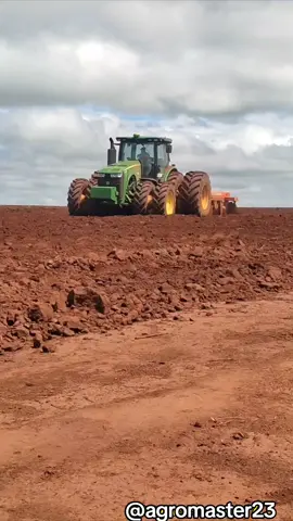 E John deere e faladoo #CapCut #johndeere #masteragro23 #chama #top #viral #curtidas #trator #trend #8r #rocaafazenda 