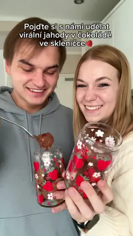 Virální jahody v čokoládě ve skleničce🍓🎀  Budeme potřebovat: Jahody🍓 Čokoládu🍫 Cute skleničku🎀 Jahody si očistěte a nakrájejte, mezitím si dejte čokoládu do misky a polijte ji horkou vodou, odstřihněte roh čokolády, naházejte jahody do skleničky a vše zalijte horkou čokoládou🍓Dobrou chuť!🍫#kubaadanca #recept #jahodyvčokoláde 