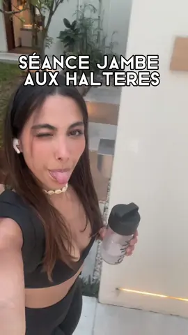 Ma séance jambes HALTÈRES quand je suis en déplacement >> 🥵 SUMO SQUAT : 4x12  HIP THRUST UNILATERAL: 3x15 RDL : 3x12  FENTES BULGARES : 3x12/15 Contrôle ta charge !!  Ma gourde et mon preworkout : @bulk 🖤 Mon gymfit : @gymshark