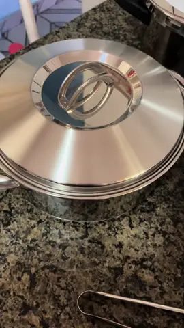 Mostrando detalhes do meu jogo de panelas da Tramontina linha Solar! Gravei porque procurei bastante, e quase não encontrei vídeo falando sobre elas. Então, ta aí 😁  #tramontina #tramontinasolar #fogaodeindução #panelasdeinox #fundotriplo #presentedecasamento #enxoval #casanova 