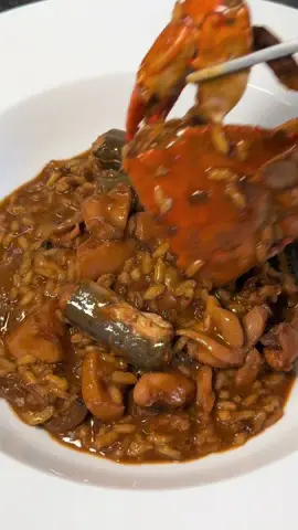 ⬇️ RECETA ESCRITA ⬇️ ARROZ MELOSO DE SEPIA, ANGUILA Y CANGREJO AZUL 🔝🔝🔝 Los domingos son de Arroz, y hoy una explosión de saborazos, un esándalo de Arroz 🤩🤩🤩 Este Arroz lo he hecho en la cocotte de @staub_es  INGREDIENTES Para 4 personas 🔸 350gr arroz, hoy carnaroli 🔸 1 sepia grande 🔸 2 cangrejos azules 🔸 3 angulas pequeñas 🔸 1,8l se mi fumet de pescado 🔸 160gr de mi sofrito 🔸 60ml AOVE 🔸 4 dientes de ajo 🔸 2 cucharadas soperas de pimentón De la Vera una dulce y otra picante de @pimentonvegacaceres  🔸 10ml salsa de soja Para el fumet 🔸 2 cangrejos azules 🔸 1 puerro 🔸 1/2 cebolla morada 🔸 2 zanahorias 🔸 1 rama de apio 🔸 1 puerro 🔸 200gr tomate natural 🔸 2 cucharadas soperas ñora triturada 🔸 100ml vino blanco 🔸 1l agua 🔸 1l mi fumet 🔸Mucho cariño PASO A PASO 👨‍🍳 Para el fumet cortamos por la mitad dos cangrejos que tostaremos al horno 45 min a 200°, mientras sofreimos los vegetales unos 20 min. añadimos el tomate y la ñora, unos 20 min. mas y echamos el vino blanco, cuando evapore el alcohol, echalos los cangrejos y el agua, que hierva 5 min y echalos el fumet, que hierva 20 min y ya lo tendremos. Marcamos los dos cangrejos cortados por la mitad y reservamos, salteamos la sepia, y cuando empiece a saltar, echamos los ajos machacamos en el mortero, antes de que se quemen incorporamos el pimentón, unas vueltas y la anguila, a continuación mi sofrito y lo dejamos cocinando unos 5 min. echamos el fumet, cuando hierva incorporamos el arroz y lo removeremos constantemente los 17 minutos que tardará en cocerse, como la cocotte aguanta mucho el calor, a los 16 apago el fuego e incorporo las colas de las gambas. Ya solo quedará emplatar y disfrutar ⭐️⭐️⭐️⭐️⭐️ #arroz #arros #arrozmeloso #sepia #gamba #gambas #arrozdesepiaygambas #guisostradicionales #disfrutarcomiendo #disfrutarcocinando #pasionporlacomida #pasionporlacocina #food #FoodLover #foodlovers #foodporn #Foodie #foodphotography #foodtiktok #foodorgasmic #foodstagram #foodpic