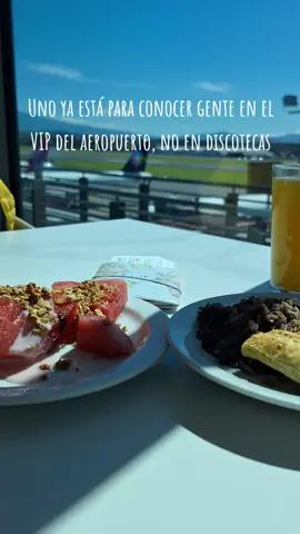 Uno ya está para conocer gente en el VIP del aeropuerto, no en discotecas! 🌎  ✈️ 🧳 #CostaRica #Fyp #fyp #aeropuerto #gallopinto #costarica🇨🇷 #airport #vip #Viajero #parquemanuelantonio #turismocostarica🇨🇷  #travel #traveltiktok #vipairportlounge #invex #volaris #volarisinvex 