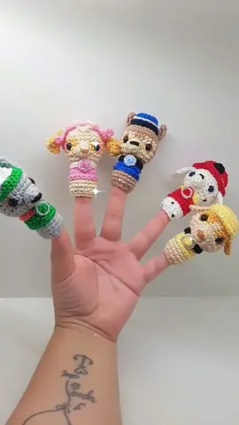 Enfim eles chegaram por aquiiii...a Patrulha Canina 🐾 Os personagens mais queridinhos em forma de dedoche para serem contadas as maiores histórias, cheias de aventuras com essa turminha 💥 Rocky, Skye, Chase, Marshall e Rubble compõe esse kit mega divertido, colorido e que vai ganhar muitos corações eu tenho certeza 🤩 Gostou? Me chama no direct para mais informações 📬 #patrulhacanina #amigurumi #crochet #feitoamao #presenteunico #personalizados #itajaí #itajaisc #compredequemfaz #amigurumibrasil 🧶🐕💘