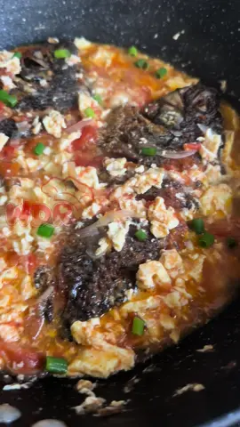 Sarciadong Tilapia Ingredients: 2 pcs tilapia 4 pcs tomatoes 1 pc onion (large) 1 3/4 cups water 1/2 tsp pepper 1/2 tsp salt 5 pcs garlic 1 tbsp fish sauce 3 pcs raw eggs (beaten) Adjust according to your preference! #wifeydailyrecipe #ulamideas #fyp #fish #highlight #everyone #homecooking #cookingvideo #Recipe #foryoupage #yummy #food 