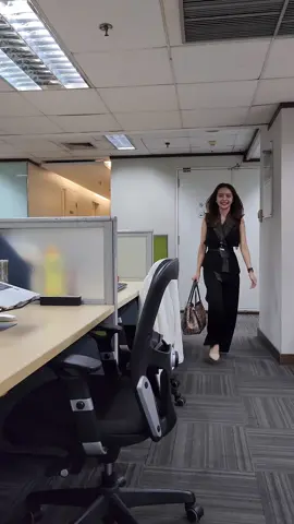 YaAllah salah gue pake baju begini hari ini ⛈️⛈️ #fyp #OOTD #outfitsimple #simpleoutfit #outfitidea #budakcorporate #capsulewardrobe #outfitkantor #corporateoutfit 