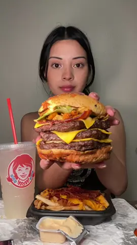 Wendys ❤️ this is honestly such an amazing burger, the employee made my food with love today 💓 the hair in my face in the beginning is so annoying 😩😂 #letseat #eatwithme 