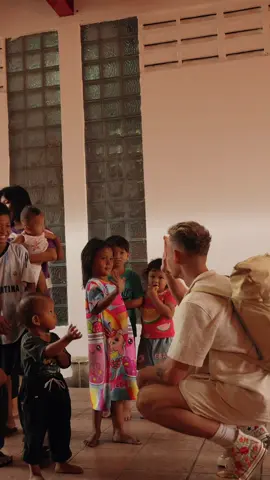 This is the reason why I love Indonesia 😍 - Peaceful morning with the local kids in Glodok, Jakarta ✨ Would I recommend to visit Glodok, also known as Chinatown? Big YES! My journey on Java has begun ❤️ Daily content is coming, so stay tuned 🙌🏼 - #glodok #glodokpancoran #glodokjakarta #chinatownjakarta #buleindonesia #bule #jakarta 