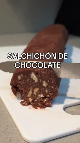 SALCHICHON DE CHOCOLATE  Salchichón de chocolate 🫰🏼 una receta suuuuper fácil de hacer y si te encanta el chocolate AMARÁS esta receta !  Ingredientes : -10 tabletas de chocolate  -3/4 taza leche condensada  -1 paquete galletas maría  -2 barras de mantequilla  Preparación:  1. Colocar el chocolate a baño de maría hasta que esté completamente derretido. 2. Agregar en un bowl las mantequillas y el chocolate (mezclar ambos)  3. Agregar la leche condensada y mezclar junto a la mezcla de mantequilla y chocolate  4. Triturar las galletas maría (intenta que sea con tus manos para que no queden en polvo)  5. Agregar galletas a la mezcla y mezclar todo  6. Utilizar papel aluminio o de plástico e ir colocando la mezcla formando un salchichón como aparece en el video.  7. Llevar al freezer durante 3 horas. 8. Cuando esté listo picar y disfrutar !!!! Yummmm🍫🍫 #salchichondechocolate #lazycake #salchichondechocolatefacil #recetafacil #recetasencilla #lazycakeeasy #EasyRecipe #recetacuatroingredientes #recetasfaciles #recetasfacilesyrapidas #recetasfacilesyricasm 