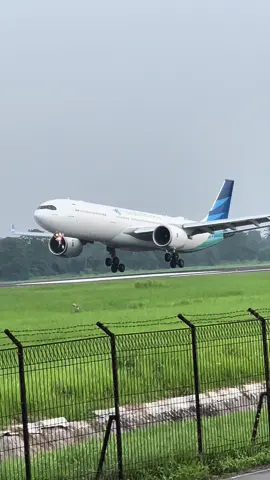 Garuda Indonesia Airbus A330-900neo landing at Runway 05 🇮🇩📸✈️ #planespotting #aviation #indonesia #medan #a330 #airbus330 #garudaindonesia #fyp 