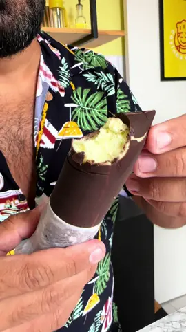Geladinho de Abacate Ingredientes: - 1 abacate bem maduro - 1 litro de leite - 1 caixinha de leite condensado - 1/2 xícara de leite em pó - 1 colher de liga neutra Para a casquinha: - 150g de chocolate para cobertura #geladinhodeabacate #geladinho #geladinhogourmet #receita #receitasimples  E você? Ama abacate? 🥑