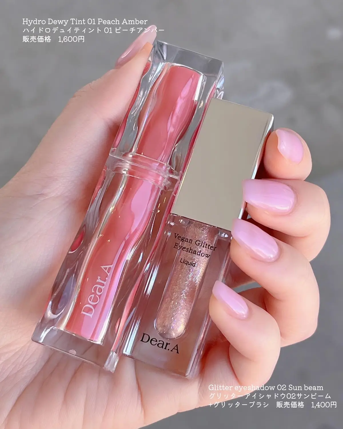 → @neutral_wood ディアエー（Dear.A）様の ぷるぷるになる『ハイドロデュイティント』と うるうるな『グリッターアイシャドウ』の ご紹介です✨ ♡･･････♡･･････♡･･････♡･･････♡ ✨韓国アイドルメイク！キラキラグリッター！✨ 🤍Glitter eyeshadow 02 Sun beam🌞 グリッターアイシャドウ02サンビーム +グリッターブラシ　販売価格　1,400円 ▶︎ガラスのような透明感のある光沢カラー ウォーターベースでラメ飛びなくハイライトや 涙袋などマルチに使えるグリッター ✔︎韓国アイドルメイクができるグリッター✨ ✔︎53%以上がウォーターベースだから長時間 ラメ飛びの心配なく塗りたてそのままの輝きが持続！ ✔︎コーラルゴールドベースの微粒子ラメで シーンをを問わず使いやすい肌馴染みの良いMLBBカラー 付属のDear.A専用ブラシは先端が細く ポイントメイクにピッタリで馴染ませやすいく うるうるな目元が簡単に作れます！ このブラシがあるのとないのとでは盛れ具合がかなり 変わるので絶対に1本持ってて欲しいです！ ♡･･････♡･･････♡･･････♡･･････♡ 💋ぷるぷる唇になるプリンティント💋 🤍Hydro Dewy Tint 01 Peach Amber🍑 ハイドロデュイティント 01 ピーチアンバー 販売価格　1,600円 ▶︎ミルキーなサーモンカラーをベースに 熟したビーチジャムが煮詰まるコーラルカラー 水彩発色でクリアな潤い、プリンのような艶リップ ✔︎水彩画のような繊細な発色&クリアな水分感で 仕上げるぷるぷるプリンのようなティント ✔︎低粘度グロウオイルで時間が経っても乾きにくい ✔︎ベタベタせず、サラッと軽い塗り心地の ウォーターベーステクスチャ ♡･･････♡･･････♡･･････♡･･････♡ ハイドロデュイティントは毎日使い倒しているほど 大好きなブランドで唇がぷるぷるになります🥹✨ グリッターアイシャドウはかなり盛れます❤️‍🔥 付属のブラシで塗るのがオススメです。 ブラシがあるのと無いのとでは盛れ方が全然 違うのでブラシ付きがオススメです🥰 今回ご紹介したピーチアンバーとサンビームの セットの組み合わせが可愛いのでオススメです🫶🏻 ♡･･････♡･･････♡･･････♡･･････♡ ▶︎ @dear.a_japan_official  #PR #deara #ディアエー #韓国コスメ #新商品  #ティント  #プリンティント  #ハイドロデュイティント  #キラキラメイク #アイメイク #グリッターアイシャドウ #グリッターブラシ
