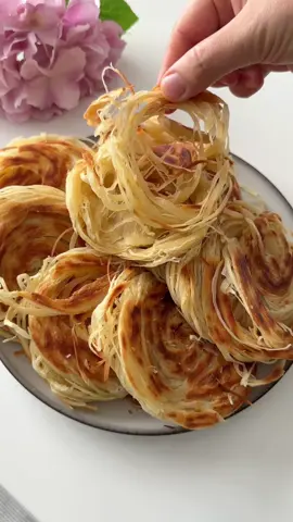 AKŞAMDAN HAZIRLA SABAH KAHVALTIYA ÇAY DEMLENİNCEYE KADAR PİŞİR 💯 videoyu beğenip yoruma bir emoji bırakırsanız sevinirim Ayrıntılı tarif YouTube  kanalımda profilimdeki linkten ulaşabilirsiniz  Malzemeler 2 su bardağı su(400ml) 1 tatlı kaşığı tuz  4,5 5 su bardağı un (kontrollü ekleyiniz) ——————— 150gr tereyağ yada 100gr tereyağ 1 çay bardağı sıvı yağı karıştırarak kullanabilirsiniz  #kahvaltı  #ekmek #katmer #pratikyemektarifleri #zelihanıntatlıtuzlutarifleri #keşfet #keşfetteyizzz 